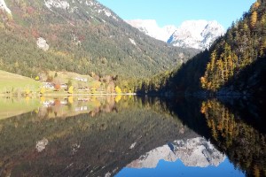 Der Wilde Kaiser spiegelt sich im Hintersteiner See