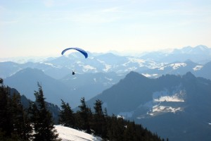 Gleitschirmflieger / Paraglider über der Hochries (Samerberg)
